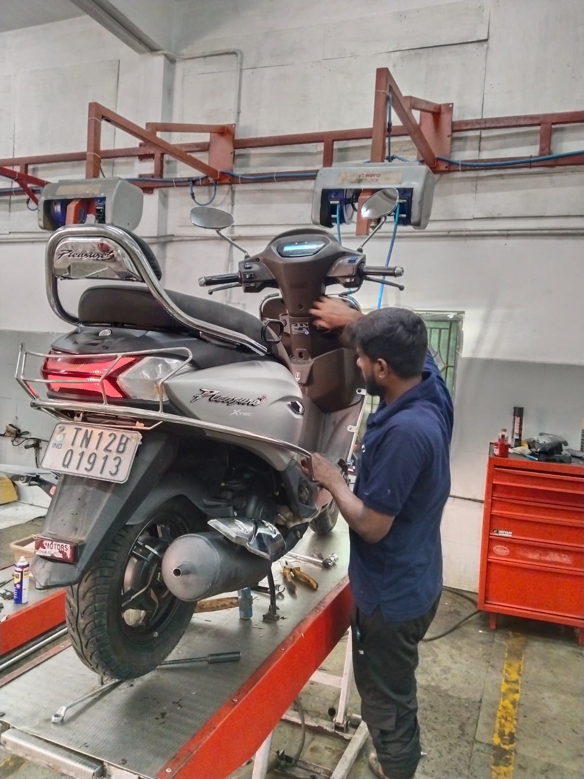 Two wheeler service centre in Kattupakkam